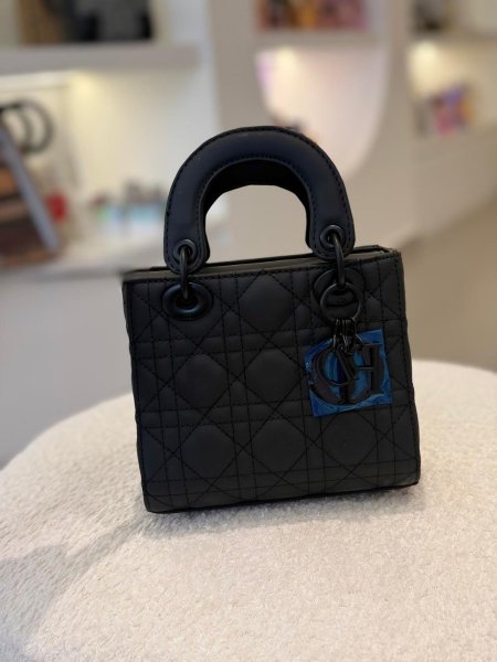 شنطة DIOR/ مرفقة بعلبة.